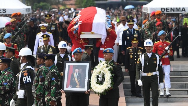 Saat melepas Habibie di pemakaman pahlawan Kalibata, Presiden Jokowi menyatakannya sebagai seorang negarawan, inspirator, dan ilmuwan yang patut diteladani.