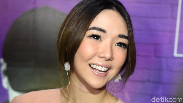 Gisella Anastasia ceritakan masa kecilnya, ternyata pernah minta surat keterangan miskin demi beasiswa sekolah.