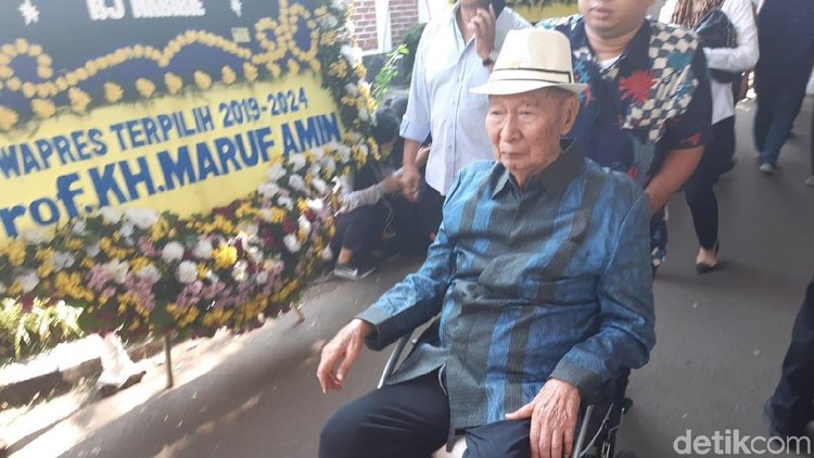 Meski memiliki harta triliunan rupiah, Ciputra bukanlah sosok yang berpakaian serba mewah. Ia hanya menggunakan sepasang sepatu untuk pergi kemana-mana.