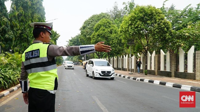 Rekayasa lalu lintas dilakukan di Jl. Galunggung sisi utara, Jakpus, imbas pekerjaan proyek Jembatan Penyeberangan Multiguna (JPM) Dukuh Atas.