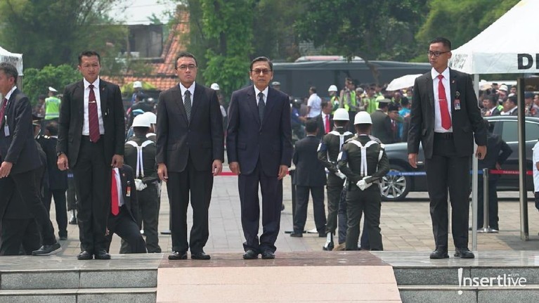 Selain Presiden Joko Widodo yang memimpin upacara pemakaman BJ Habibie, sederet mantan pemimpin negara juga turut memberikan penghormatan terakhirnya.