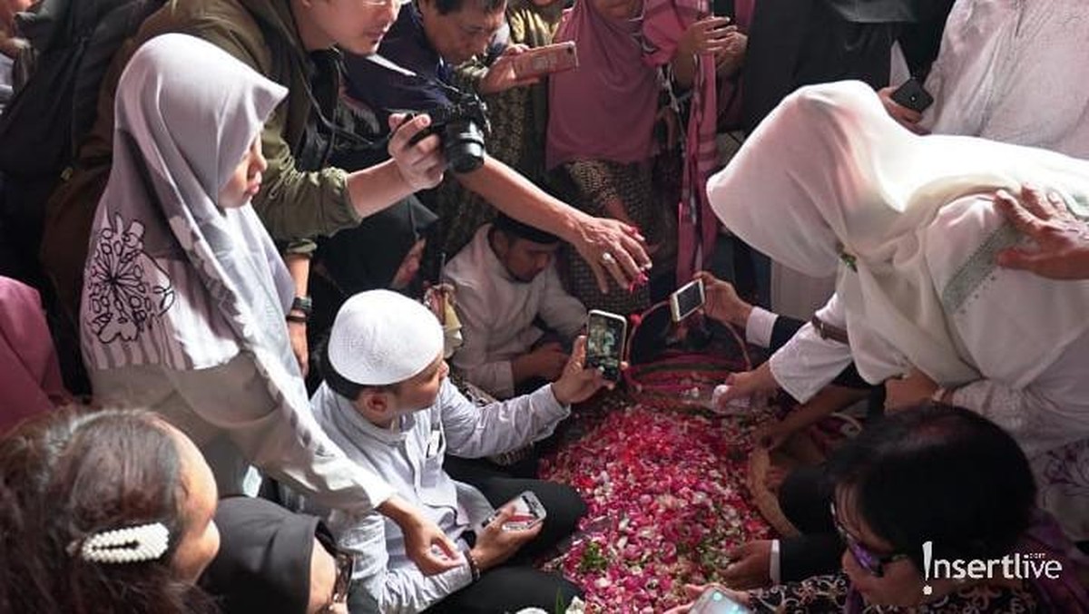 Presiden Ketiga Republik Indonesia&comma; BJ Habibie dimakamkan di Taman Makam Pahlawan&comma; Jakarta Selatan&comma; Kamis &lpar;12&sol;9&rpar;&period;