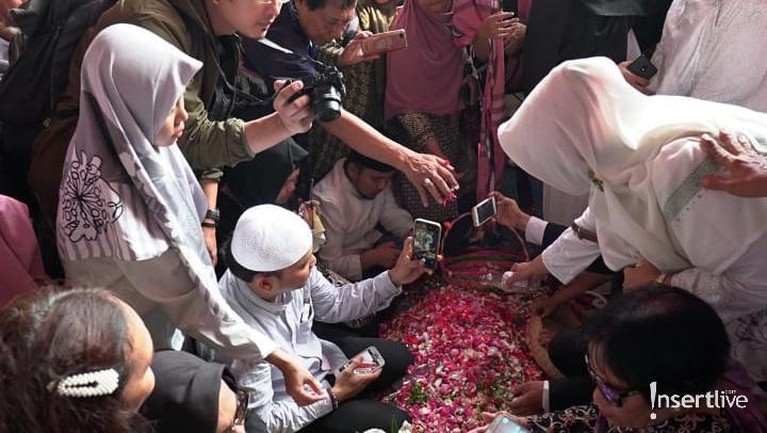 Presiden Ketiga Republik Indonesia, BJ Habibie dimakamkan di Taman Makam Pahlawan, Jakarta Selatan, Kamis (12/9).