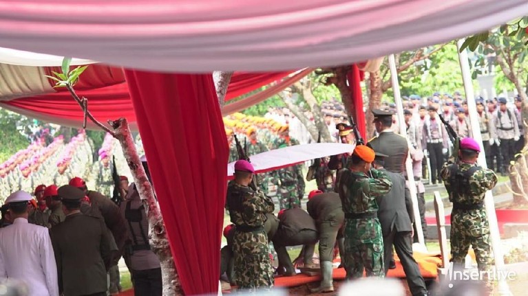 Presiden Ketiga Republik Indonesia, BJ Habibie dimakamkan di Taman Makam Pahlawan, Jakarta Selatan, Kamis (12/9).