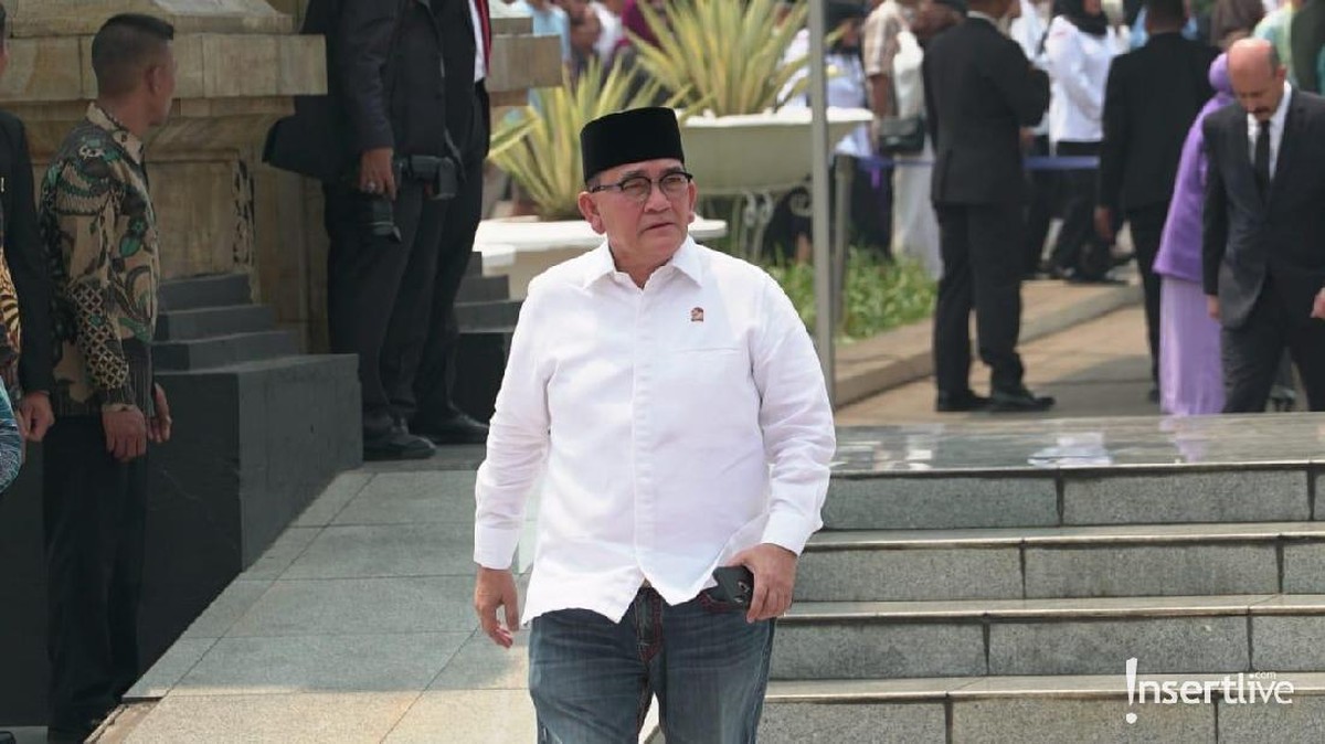Kepergian mantan Presiden Republik Indonesia BJ Habibie menjadi Hari Berkabung Nasional&period; Berikut sejumlah pejabat publik hingga artis yang hadir di pamakaman&period;