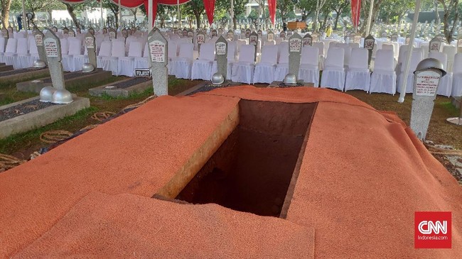 Penggali kubur di TMP Kalibata berkisah proses penggalian liang lahat bagi mendiang Presiden ketiga RI BJ Habibie hingga tengah malam.