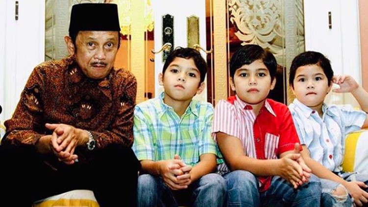 Kepergian BJ Habibie membuat banyak orang berduka, termasuk anak Maia Estianty dan Ahmad Dhani, Al Ghazali dan El Rumi.