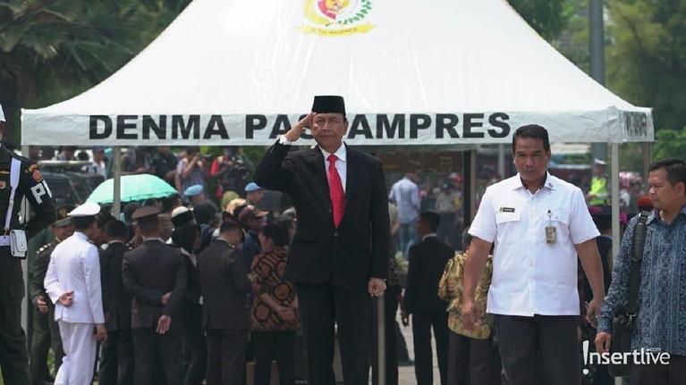 Kepergian mantan Presiden Republik Indonesia BJ Habibie menjadi Hari Berkabung Nasional. Berikut sejumlah pejabat publik hingga artis yang hadir di pamakaman.