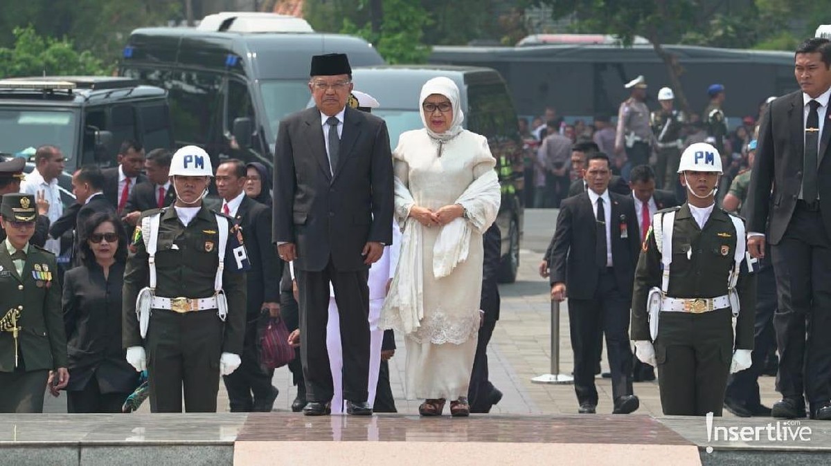 Selain Presiden Joko Widodo yang memimpin upacara pemakaman BJ Habibie&comma; sederet mantan pemimpin negara juga turut memberikan penghormatan terakhirnya&period;