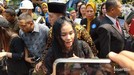 Kepergian mantan Presiden Republik Indonesia BJ Habibie menjadi Hari Berkabung Nasional&period; Berikut sejumlah pejabat publik hingga artis yang hadir di pamakaman&period;