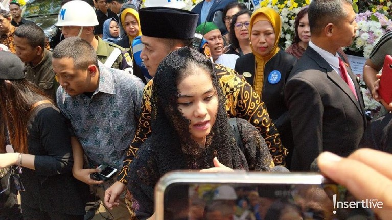 Kepergian mantan Presiden Republik Indonesia BJ Habibie menjadi Hari Berkabung Nasional. Berikut sejumlah pejabat publik hingga artis yang hadir di pamakaman.