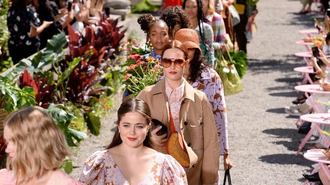 FOTO: Perayaan Keragaman Bentuk Tubuh dan Alam ala Kate Spade