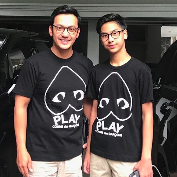 Kalau pakai baju kembaran seperti ini, makin terlihat mirip ya, Bun? (Foto: Instagram @gunawan_sudrajat_real)