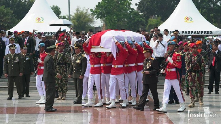 Presiden Ketiga Republik Indonesia, BJ Habibie dimakamkan di Taman Makam Pahlawan, Jakarta Selatan, Kamis (12/9).