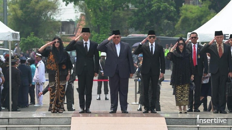 Selain Presiden Joko Widodo yang memimpin upacara pemakaman BJ Habibie, sederet mantan pemimpin negara juga turut memberikan penghormatan terakhirnya.