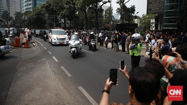 Polda Lampung mengatakan anggota kepolisian sempat foto bersama warga yang membawa poster bukan untuk demonstrasi.