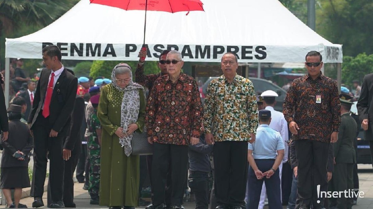 Selain Presiden Joko Widodo yang memimpin upacara pemakaman BJ Habibie&comma; sederet mantan pemimpin negara juga turut memberikan penghormatan terakhirnya&period;
