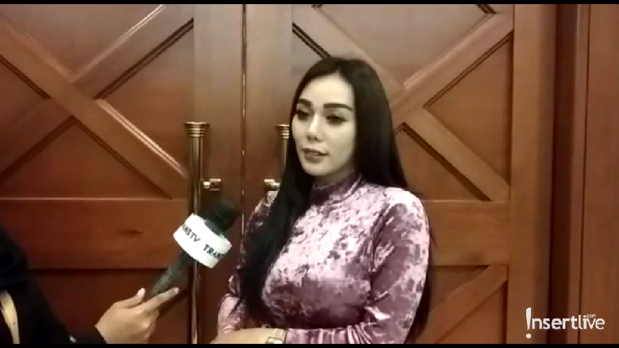 DJ Bebby Fey terlibat cekcok dengan Dinar Candy lantaran ikut campur soal masalahnya dengan youtuber terkenal.