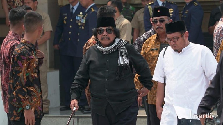 Kepergian mantan Presiden Republik Indonesia BJ Habibie menjadi Hari Berkabung Nasional. Berikut sejumlah pejabat publik hingga artis yang hadir di pamakaman.