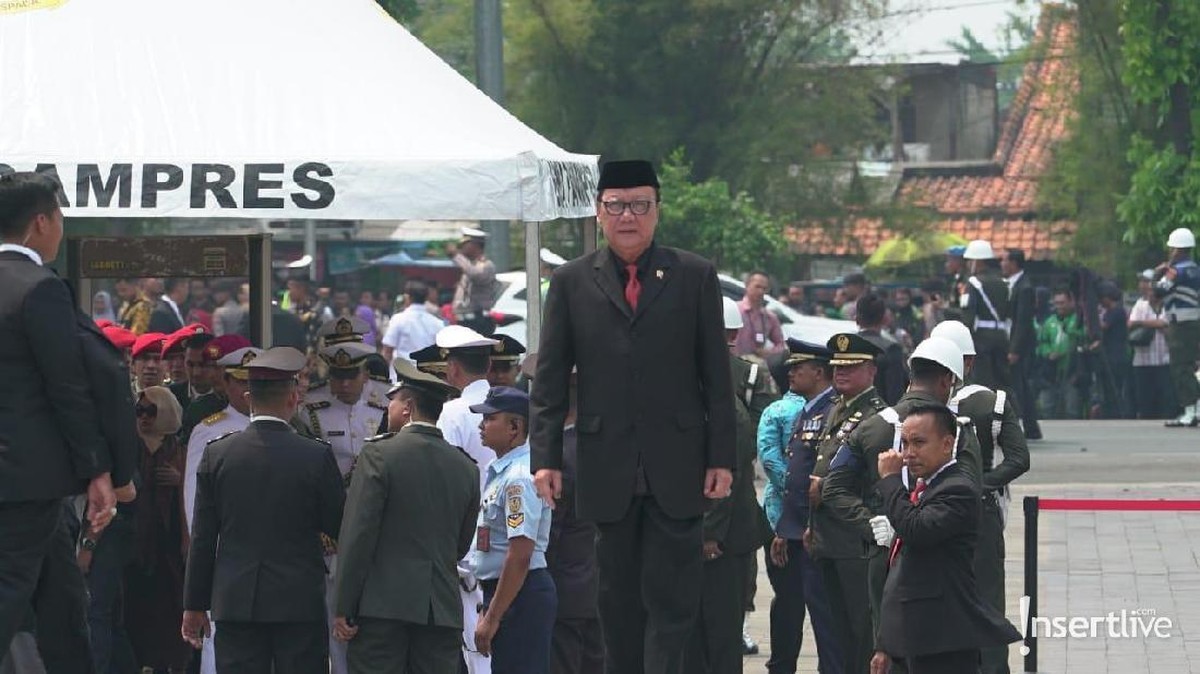 Kepergian mantan Presiden Republik Indonesia BJ Habibie menjadi Hari Berkabung Nasional&period; Berikut sejumlah pejabat publik hingga artis yang hadir di pamakaman&period;