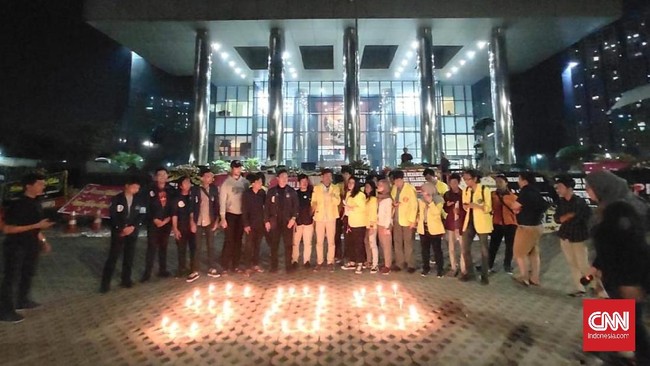 Hingga lepas tengah malam, pada Kamis (12/9) dini hari gedung KPK ramai oleh kelompok masyarakat sipil yang menolak revisi UU KPK.