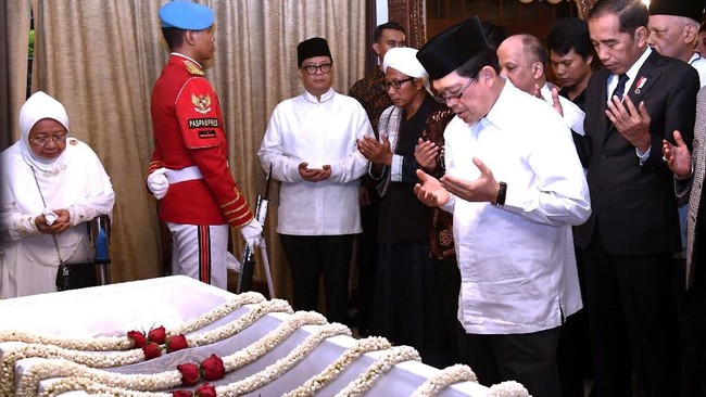 Imam besar Masjid Istiqlal memimpin salat jenazah untuk menyalati mendiang BJ Habibie di rumah duka yang berada di Patra Kuningan, Jakarta Selatan.