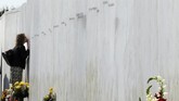 FOTO: Kenangan Pahit AS dalam Tragedi 9/11 Tragedi 11 September menjadi kenangan pahit bagi seluruh warga AS. Ribuan nyawa melayang akibat serangan kelompok Al Qaidah.