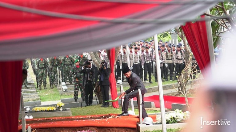 Presiden Ketiga Republik Indonesia, BJ Habibie dimakamkan di Taman Makam Pahlawan, Jakarta Selatan, Kamis (12/9).
