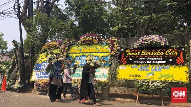 Untuk Kenangan Warga Berebut Karangan Bunga Duka Bj Habibie