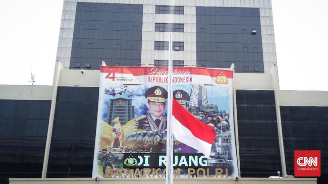 Netizen ramai membahas soal pengibaran bendera setengah tiang hari ini hingga mengenang momen menonton film G30S PKI.