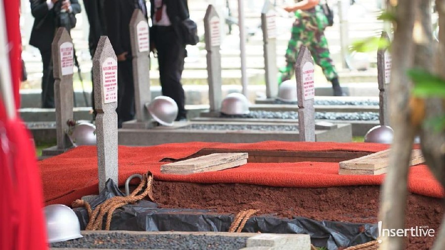 Kepedulian sejumlah ibu-ibu yang memungut sampah setelah ikut tahlilan tujuh hari wafatnya BJ Habibie.