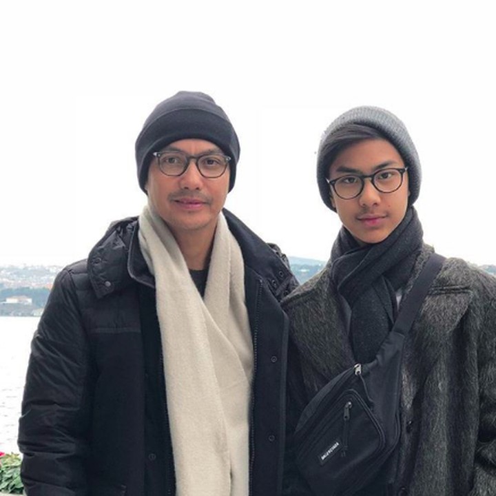 Momen saat pergi liburan dengan keluarga. (Foto: Instagram @gunawan_sudrajat_real)