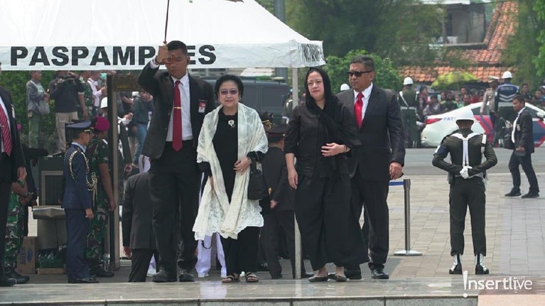Selain Presiden Joko Widodo yang memimpin upacara pemakaman BJ Habibie, sederet mantan pemimpin negara juga turut memberikan penghormatan terakhirnya.