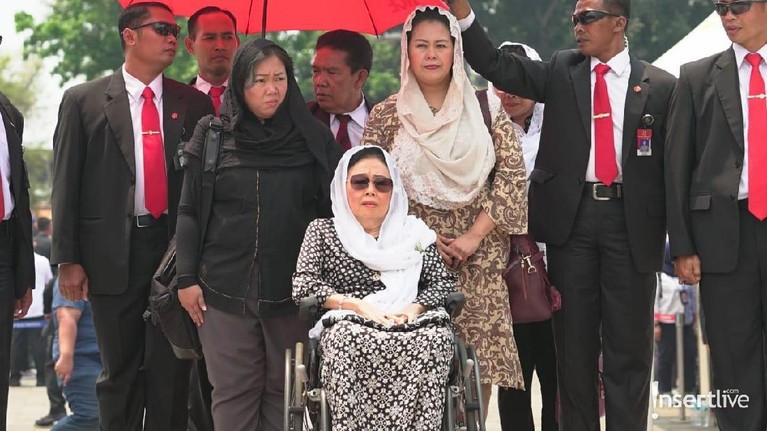 Selain Presiden Joko Widodo yang memimpin upacara pemakaman BJ Habibie, sederet mantan pemimpin negara juga turut memberikan penghormatan terakhirnya.