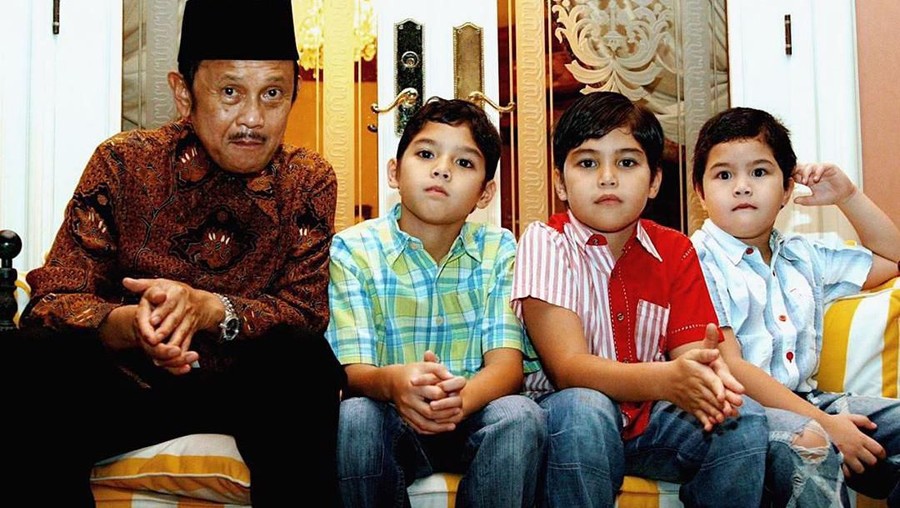 Kenang BJ Habibie, Al Ghazali dan El Rumi Unggah Foto Bersama Keduanya mengunggah foto masa kecil saat bersama BJ Habibie.