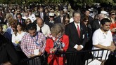 FOTO: Kenangan Pahit AS dalam Tragedi 9/11 Tragedi 11 September menjadi kenangan pahit bagi seluruh warga AS. Ribuan nyawa melayang akibat serangan kelompok Al Qaidah.