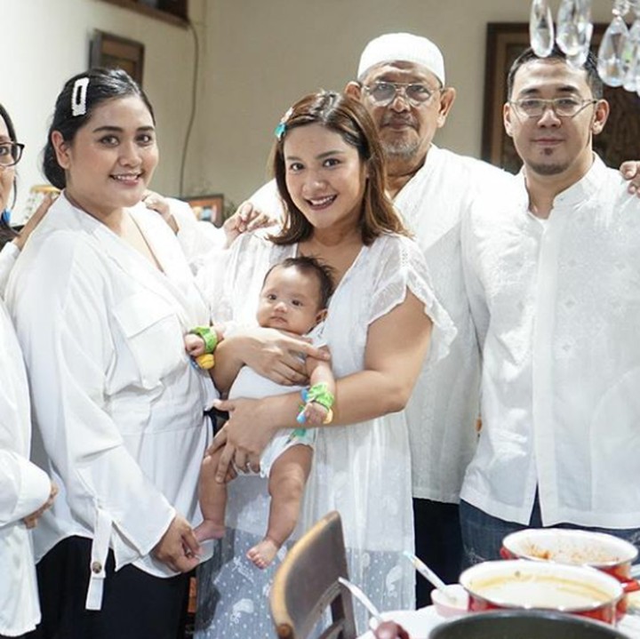 Saat Fitria mengajak Kou berkumpul bersama keluarganya. Jadi paling imut nih. (Foto: Instagram @fitriaayuu)