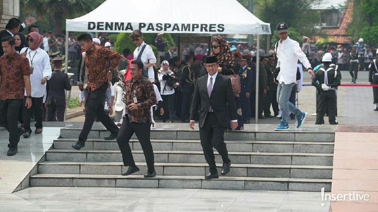 Kepergian mantan Presiden Republik Indonesia BJ Habibie menjadi Hari Berkabung Nasional. Berikut sejumlah pejabat publik hingga artis yang hadir di pamakaman.