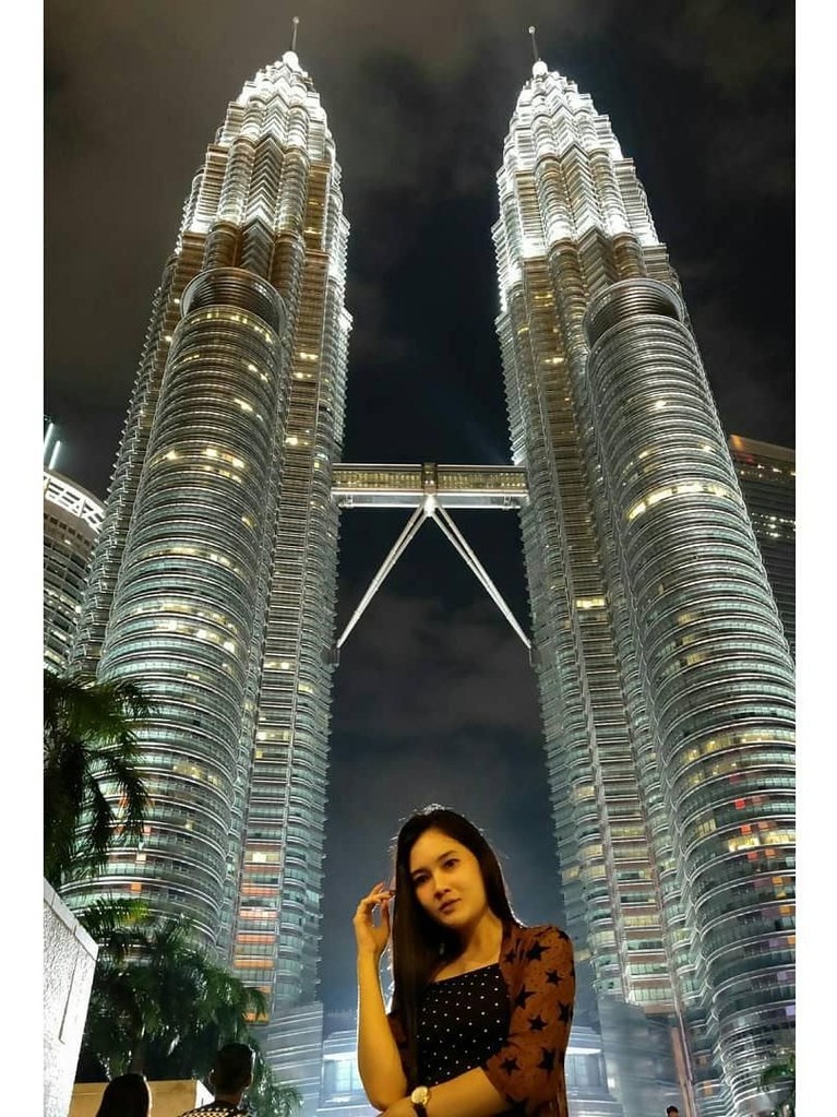 Nella Kharisma dikenal sebagai salah satu penyanyi dangdut yang gemar pergi liburan. Berikut ini ada sejumlah potret penampilannya ketika sedang berlibur.