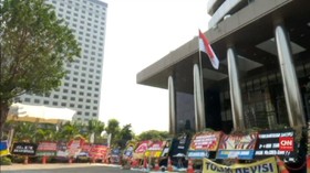 VIDEO: KPK Kibarkan Bendera Setengah Tiang untuk Habibie