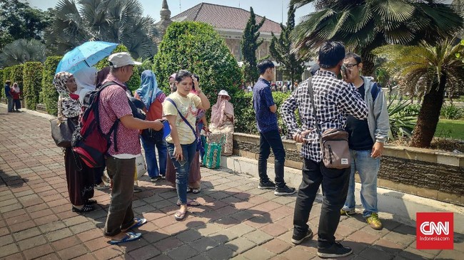 Beberapa warga yang terinspirasi oleh sosok Presiden ketiga RI BJ Habibie menanti acara pemakamannya di TMP Nasional Kalibata, Jakarta Selatan, Kamis (12/9).