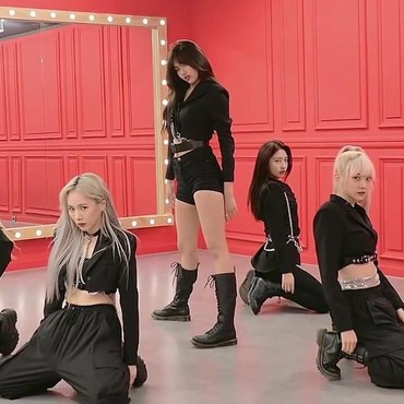 Lirik Lagu Hush - EVERGLOW