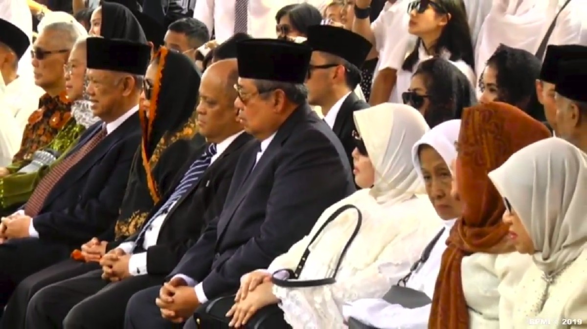 Presiden Ketiga Republik Indonesia&comma; BJ Habibie dimakamkan di Taman Makam Pahlawan&comma; Jakarta Selatan&comma; Kamis &lpar;12&sol;9&rpar;&period;