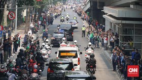 Warga Tumpah ke Jalan Beri Penghormatan Terakhir BJ Habibie