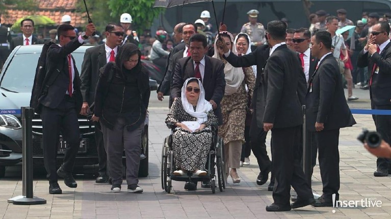 Kepergian mantan Presiden Republik Indonesia BJ Habibie menjadi Hari Berkabung Nasional. Berikut sejumlah pejabat publik hingga artis yang hadir di pamakaman.