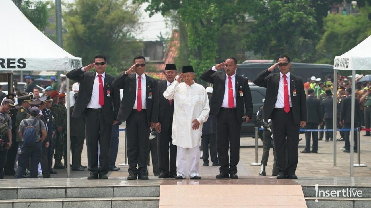 Selain Presiden Joko Widodo yang memimpin upacara pemakaman BJ Habibie&comma; sederet mantan pemimpin negara juga turut memberikan penghormatan terakhirnya&period;