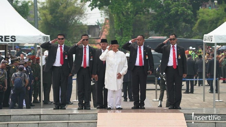 Penghormatan Terakhir Tokoh Nasional untuk BJ Habibie Selain Presiden Joko Widodo yang memimpin upacara pemakaman BJ Habibie, sederet mantan pemimpin negara juga turut memberikan penghormatan terakhirnya.