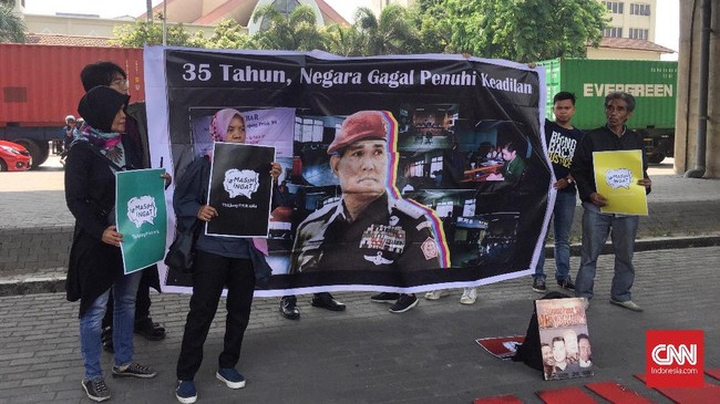 Sejumlah organisasi masyarakat sipil menilai buruk Peristiwa Tanjung Priok pada 12 September 1984 yang hingga kini belum menemukan keadilan bagi korban.