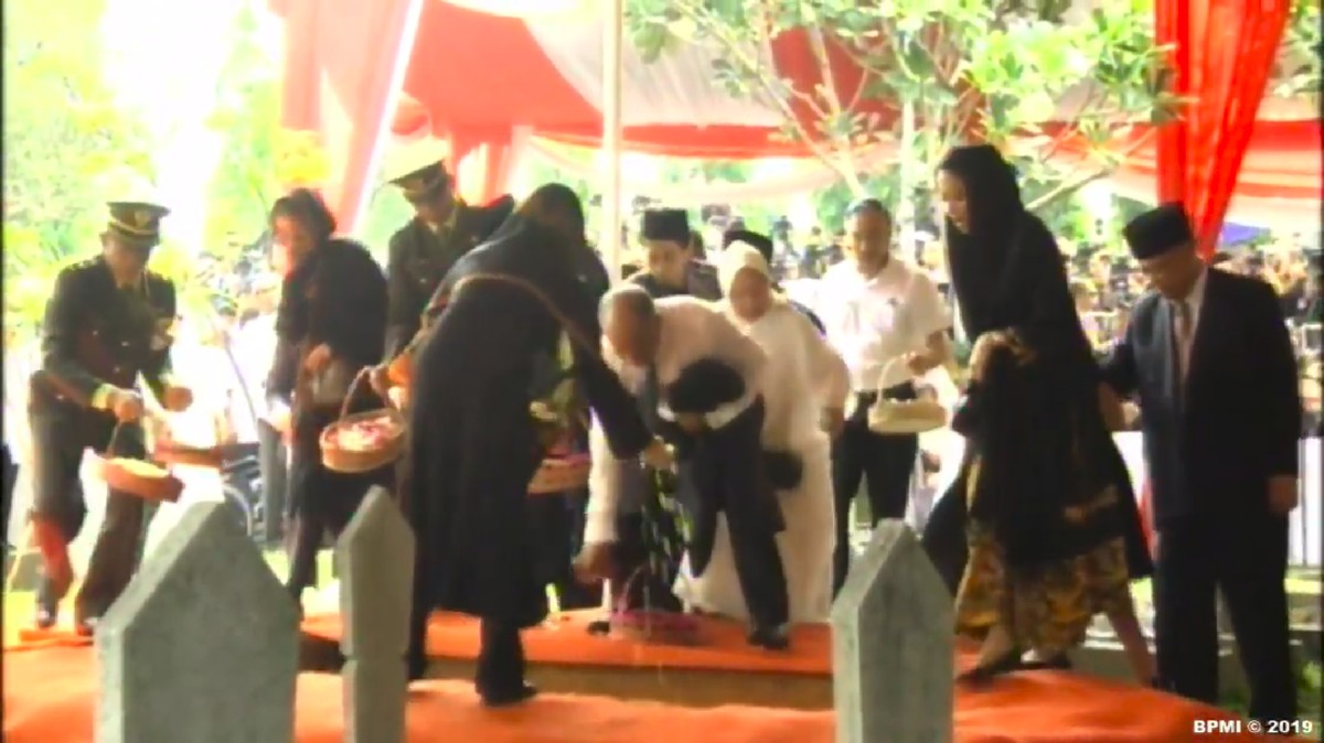 Presiden Ketiga Republik Indonesia&comma; BJ Habibie dimakamkan di Taman Makam Pahlawan&comma; Jakarta Selatan&comma; Kamis &lpar;12&sol;9&rpar;&period;