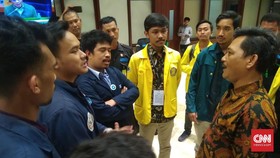 Mahasiswa Bentangkan Spanduk SOS di Uji Kelayakan Irjen Firli